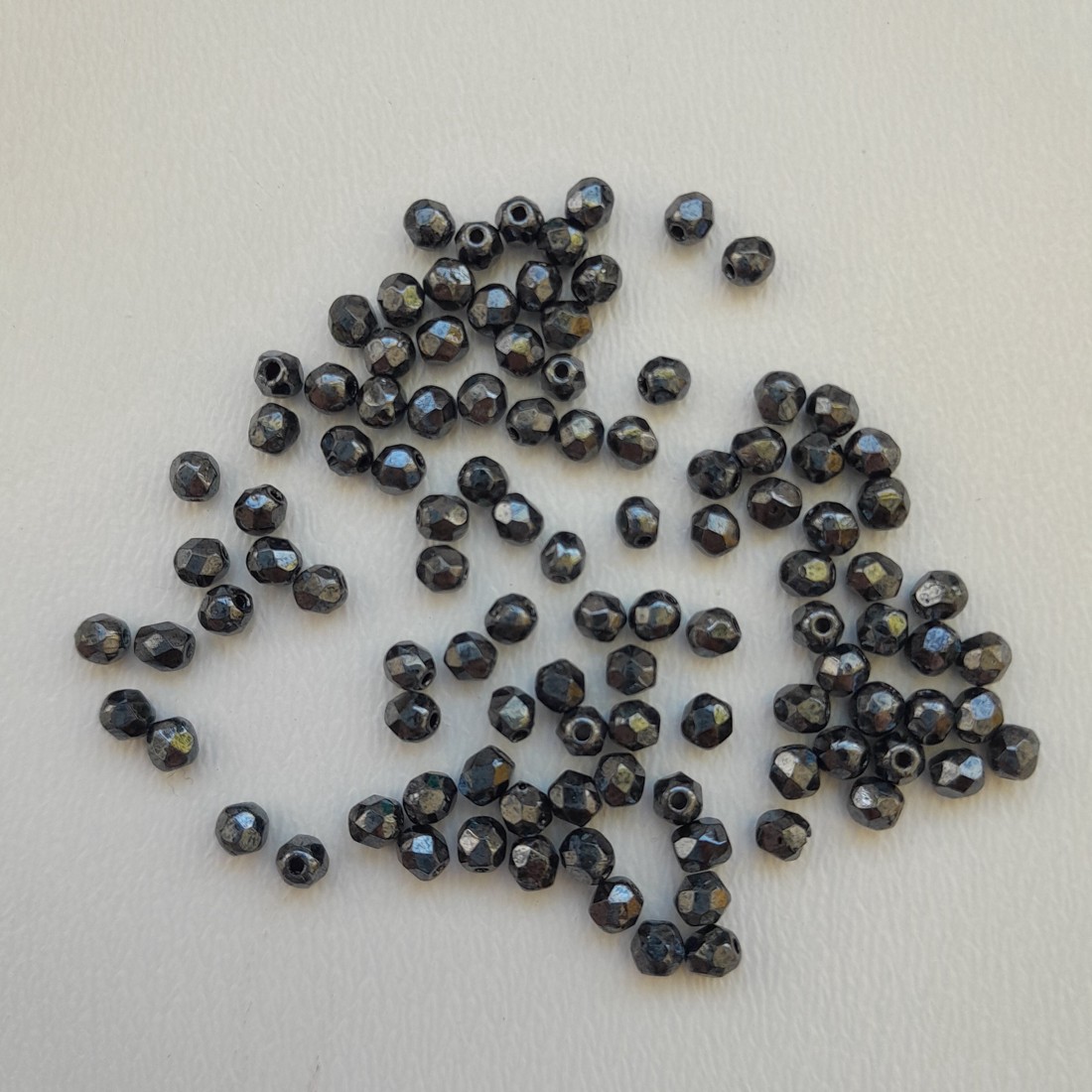 Mărgele cehe fațetate din sticlă - 3mm - 100 buc / pachet - gri închis - - Artynos.ro Mărgele cehe fațetate din sticlă - 3mm - 100 buc / pachet - gri închis - - Artynos.ro