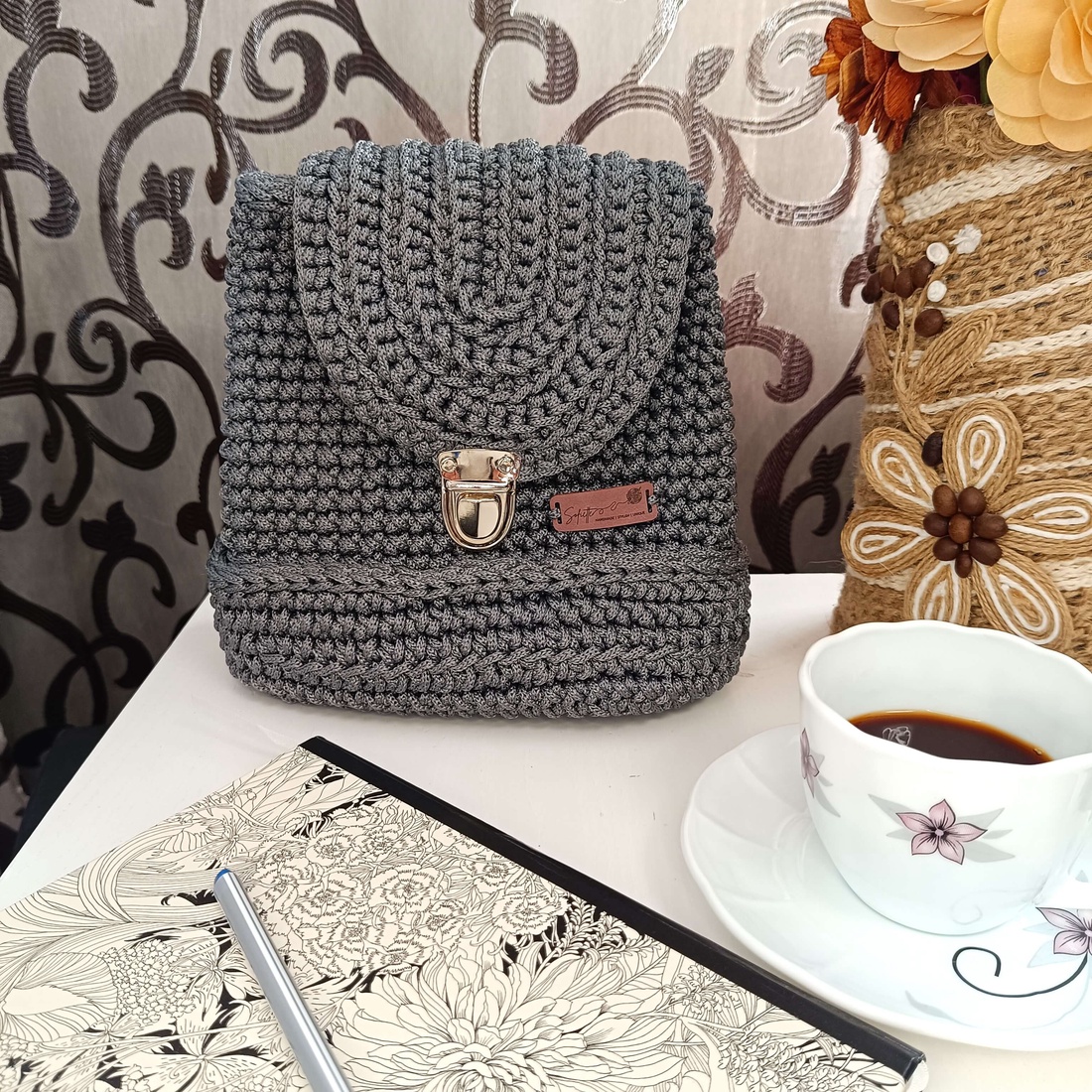 Rucsac gri crosetat - geantă și husă - rucsacuri - rucsac damă, rucsac bărbați - Artynos.ro Rucsac gri crosetat - geantă și husă - rucsacuri - rucsac damă, rucsac bărbați - Artynos.ro