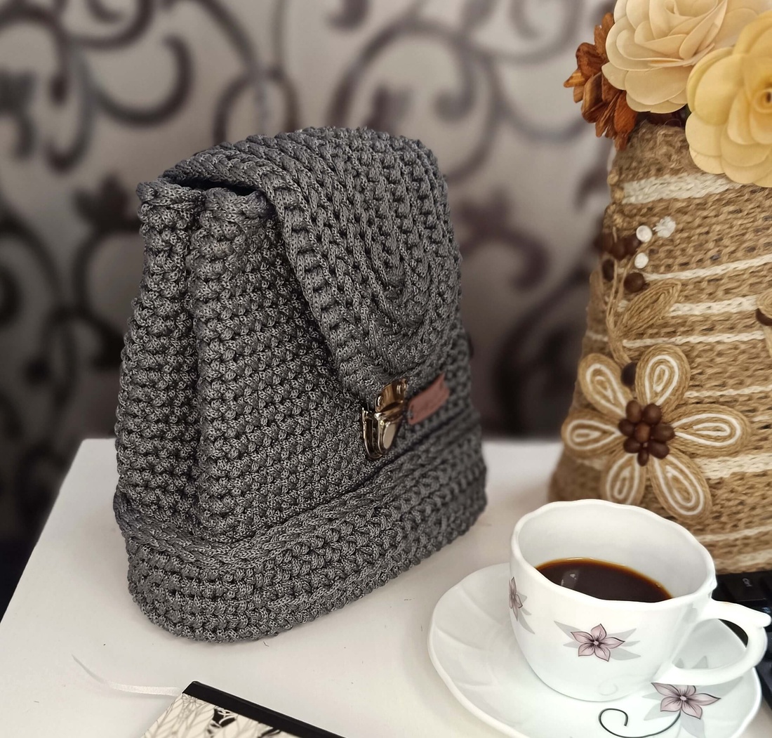 Rucsac gri crosetat - geantă și husă - rucsacuri - rucsac damă, rucsac bărbați - Artynos.ro Rucsac gri crosetat - geantă și husă - rucsacuri - rucsac damă, rucsac bărbați - Artynos.ro