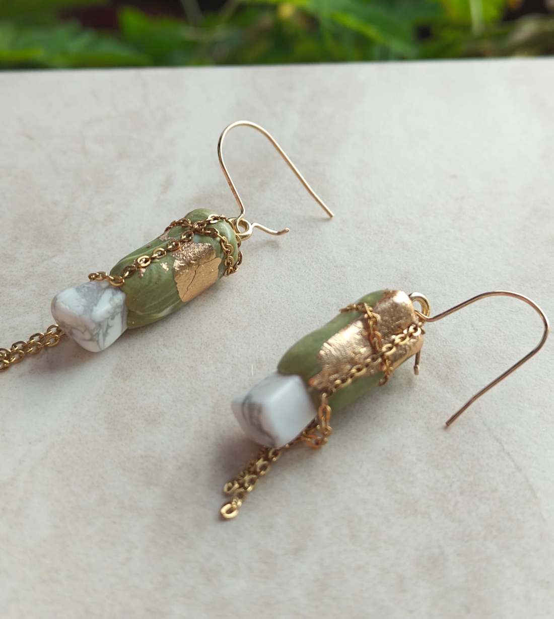Cercei Olive Lant Aur filat 14K Piatra Howlit Eleganti Design Unicat - bijuterii - cercei - cercei din aur - Artynos.ro