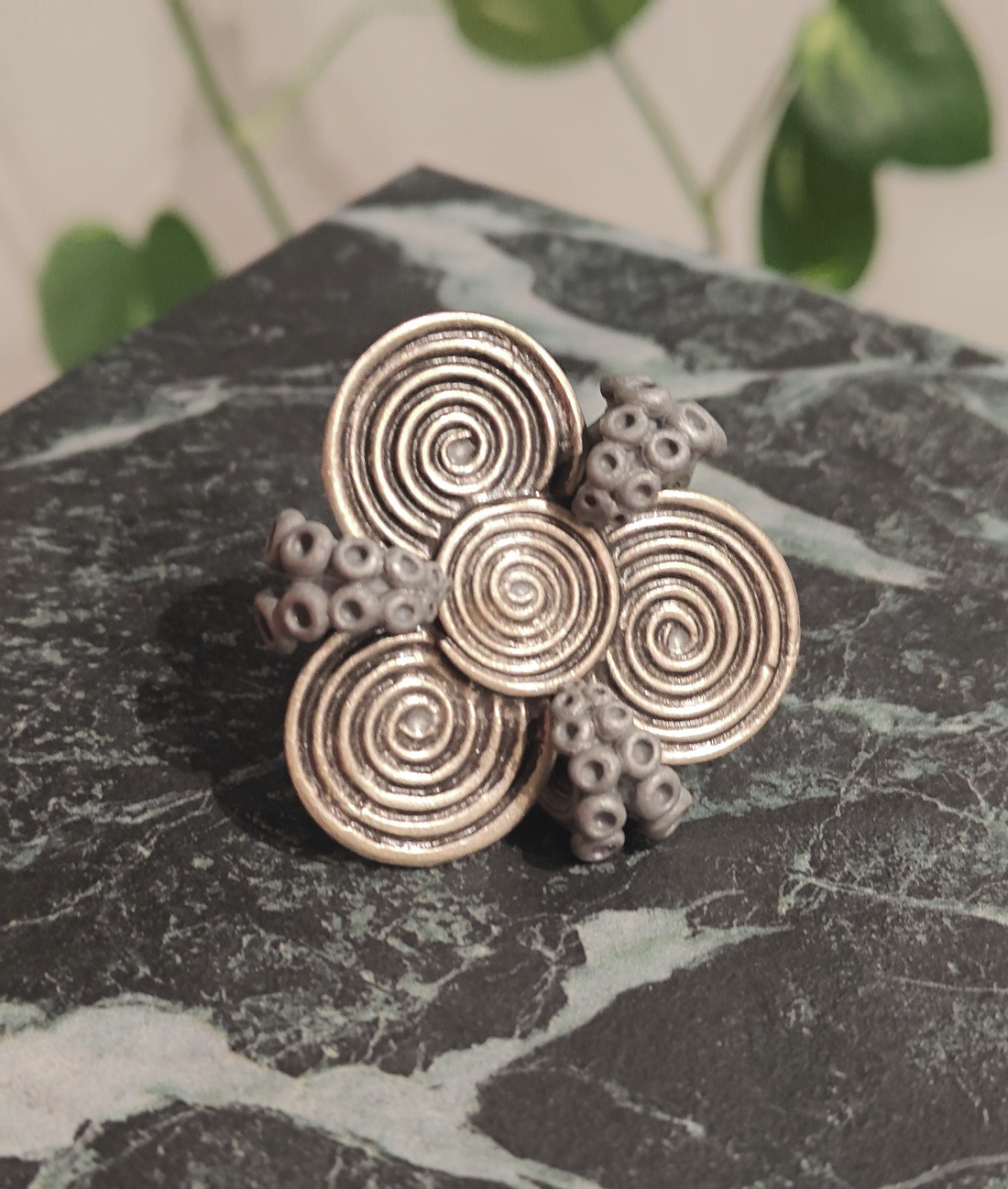 Inel Triskelion Statement Maximalist - Decoratiune Metalica Vintage Reciclata - 3 Spirale Witchy Handmade Fantezie  - bijuterii - inele - inele cu figurine - Artynos.ro