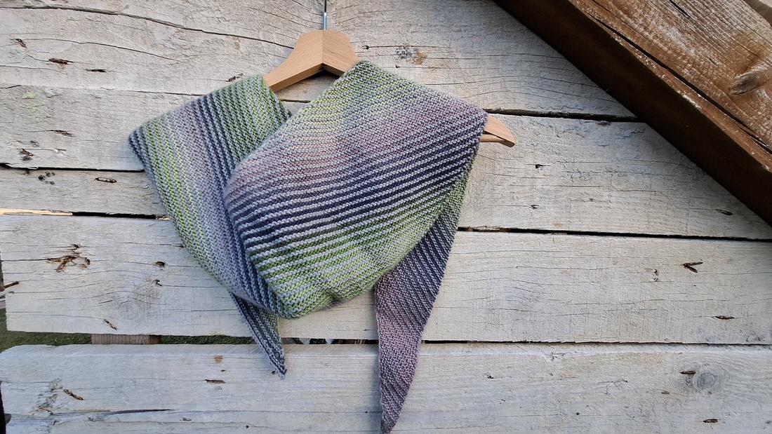 Sal triunghiular tricotat in dungi - îmbrăcăminte și modă - eșarfe, pălării, fularuri - șal, eșarfă de cap - Artynos.ro