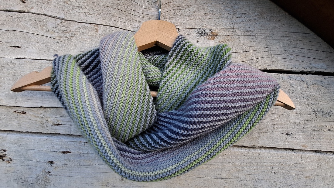 Sal triunghiular tricotat in dungi - îmbrăcăminte și modă - eșarfe, pălării, fularuri - șal, eșarfă de cap - Artynos.ro