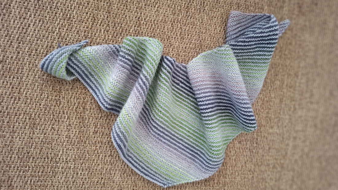 Sal triunghiular tricotat in dungi - îmbrăcăminte și modă - eșarfe, pălării, fularuri - șal, eșarfă de cap - Artynos.ro