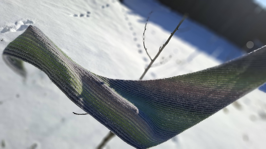 Sal triunghiular tricotat in dungi - îmbrăcăminte și modă - eșarfe, pălării, fularuri - șal, eșarfă de cap - Artynos.ro