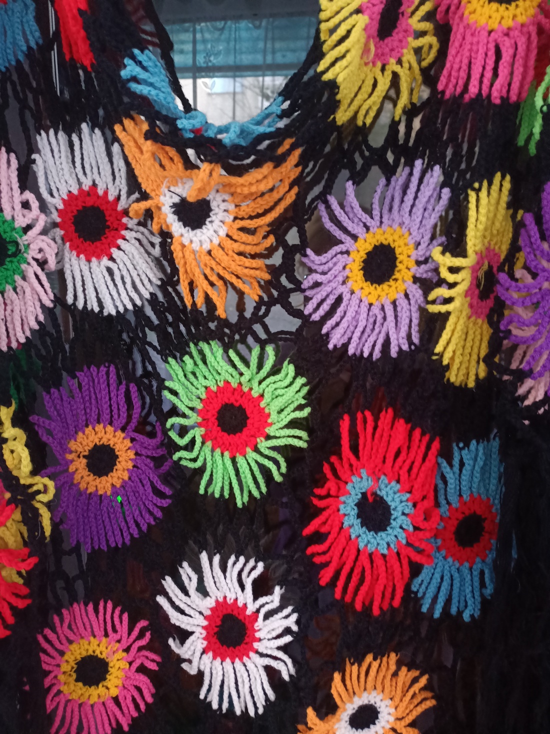 Șalul bunicii - îmbrăcăminte și modă - haine damă - poncho - Artynos.ro Șalul bunicii - îmbrăcăminte și modă - haine damă - poncho - Artynos.ro