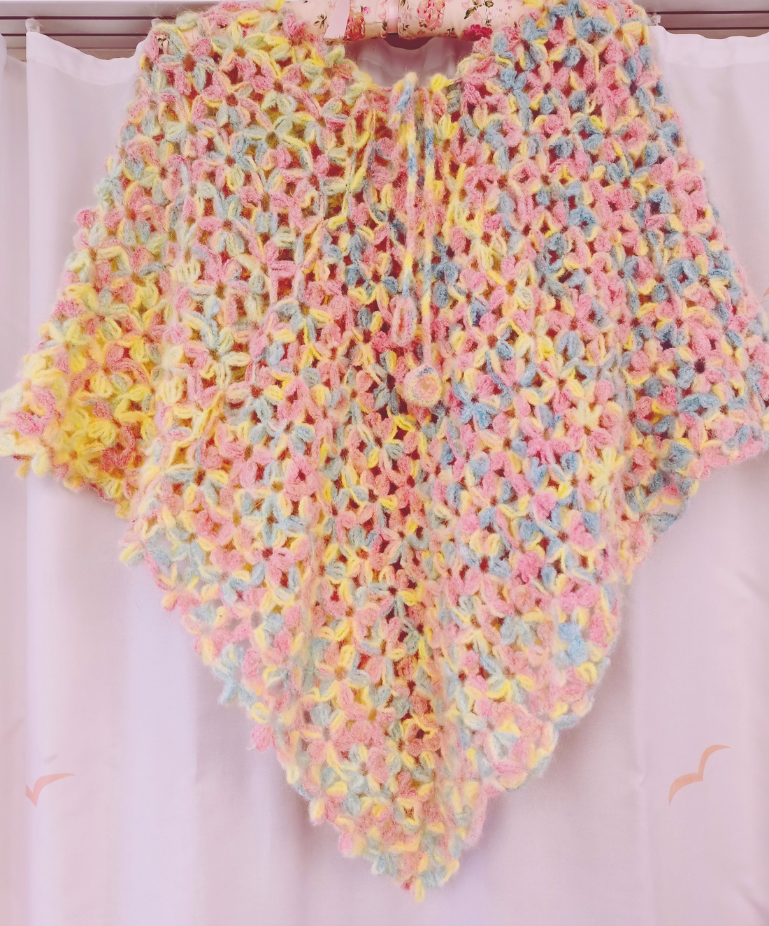 Poncho Gradina cu flori - îmbrăcăminte și modă - eșarfe, pălării, fularuri - șaluri - Artynos.ro