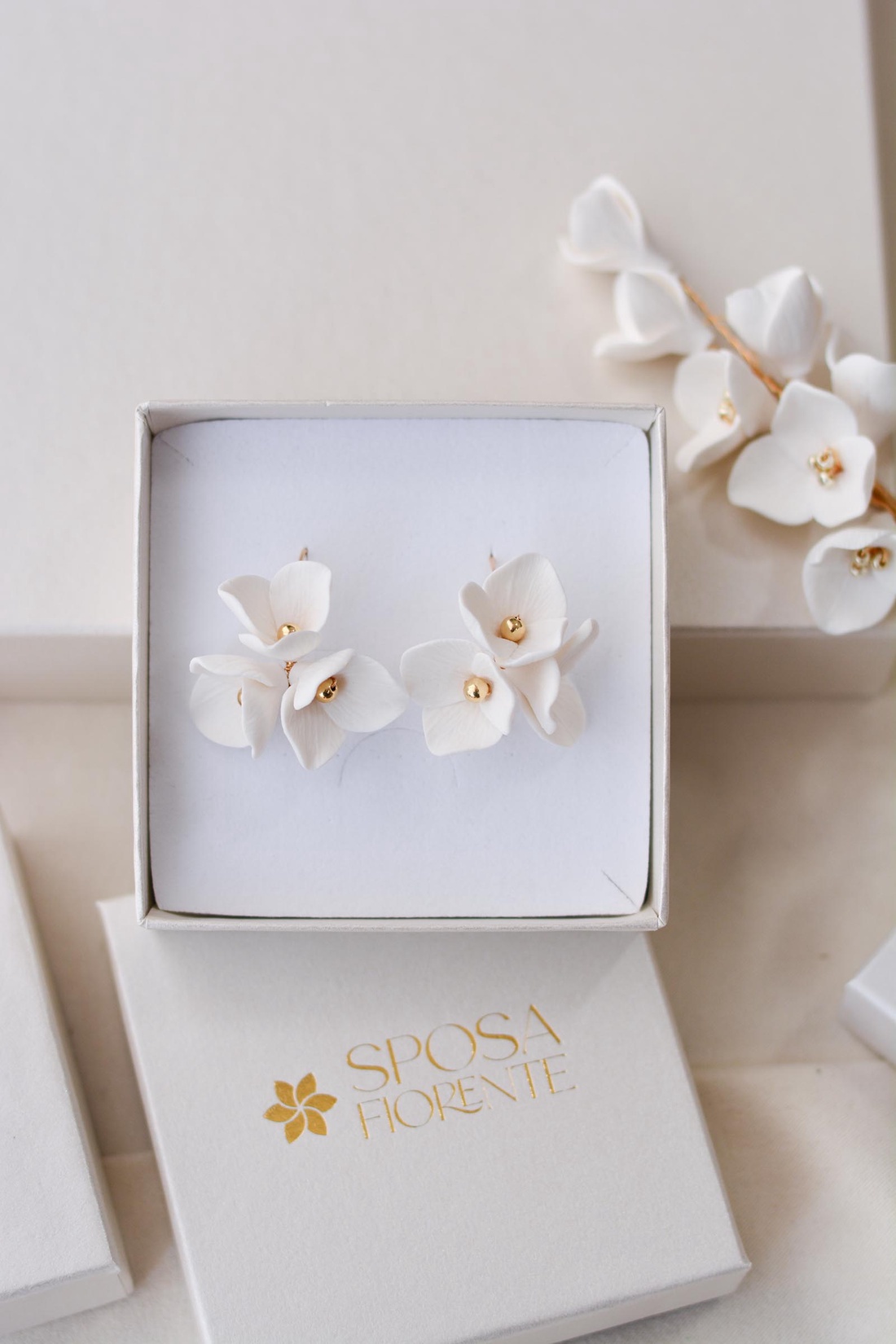 Cercei de mireasă Lorenza - accesorii nuntă - bijuterii mireasă - cercei mireasă - Artynos.ro Cercei de mireasă Lorenza - accesorii nuntă - bijuterii mireasă - cercei mireasă - Artynos.ro