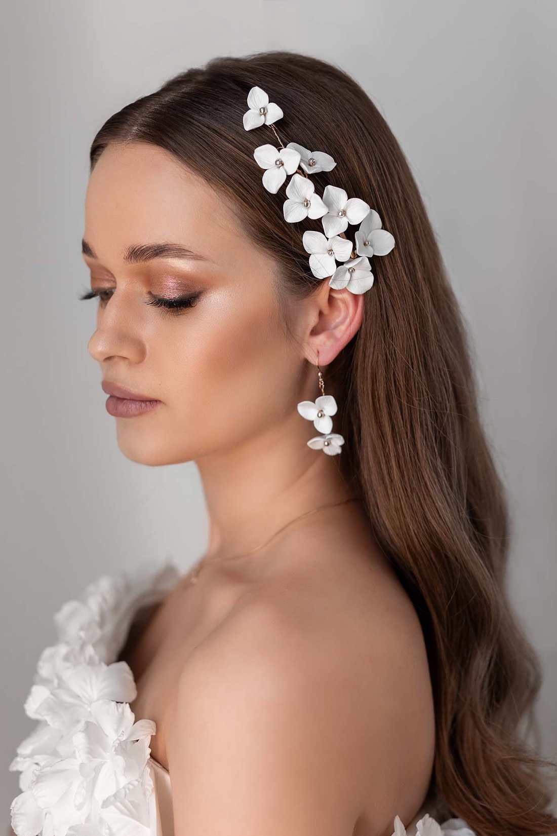 Cercei de mireasă albi Lucia - accesorii nuntă - bijuterii mireasă - cercei mireasă - Artynos.ro Cercei de mireasă albi Lucia - accesorii nuntă - bijuterii mireasă - cercei mireasă - Artynos.ro