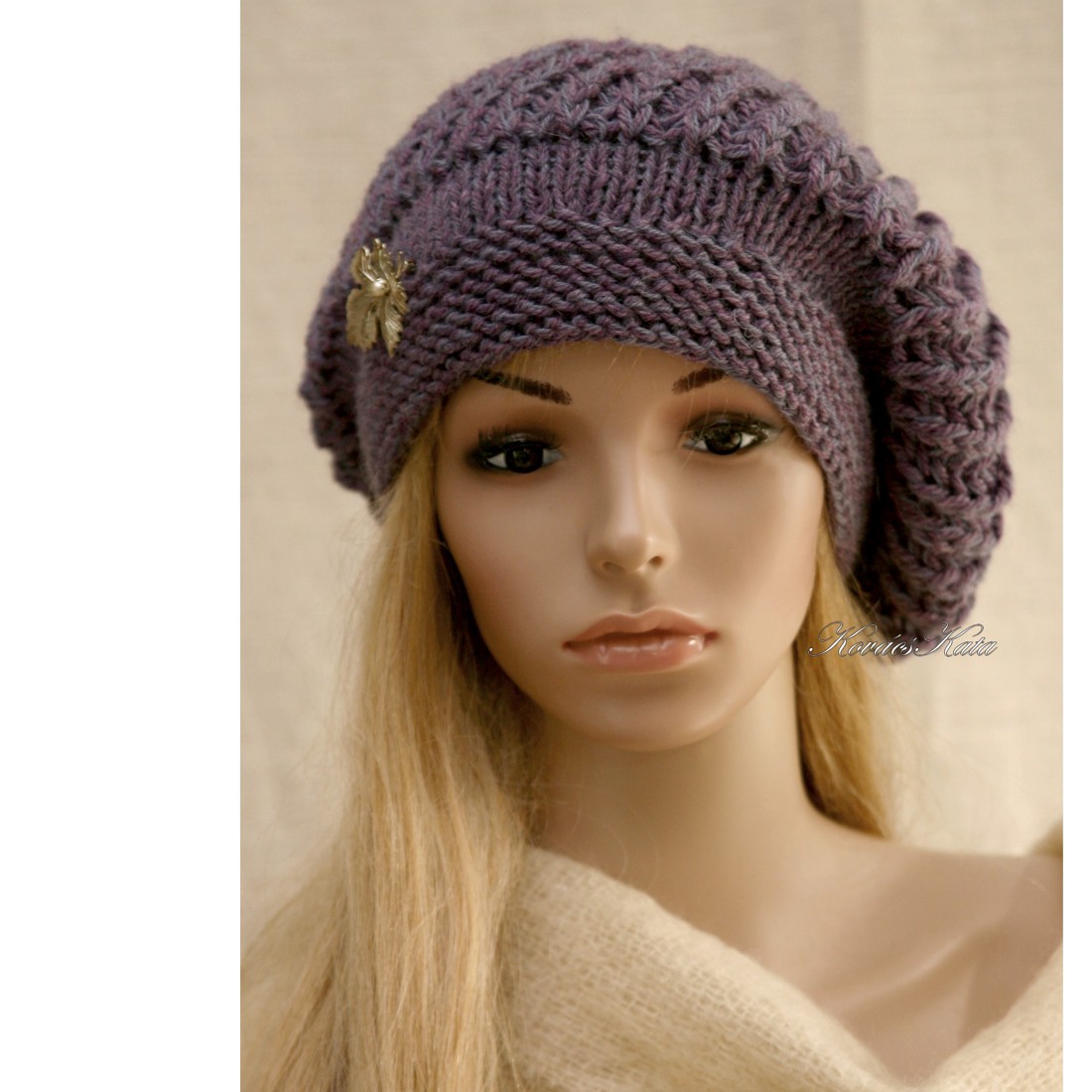 BORBÁLA / liliac - șapcă din lână tricotată manual, beretă - îmbrăcăminte și modă - eșarfe, pălării, fularuri - căciulă - Artynos.ro BORBÁLA / liliac - șapcă din lână tricotată manual, beretă - îmbrăcăminte și modă - eșarfe, pălării, fularuri - căciulă - Artynos.ro