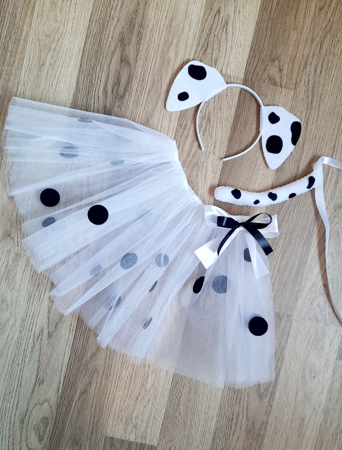 Fată dalmațiană cu fustă din tul și coadă costum de carnaval pentru fete - îmbrăcăminte și modă - costume și măști de carnaval - costume - Artynos.ro Fată dalmațiană cu fustă din tul și coadă costum de carnaval pentru fete - îmbrăcăminte și modă - costume și măști de carnaval - costume - Artynos.ro