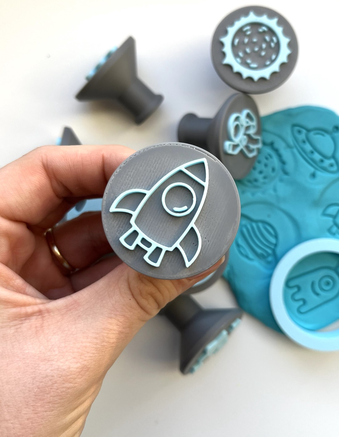 Set de ștampile și formele de prăjituri Astronautul Gyurma � Rachetă, astronaut, OZN și planete  - jucării și echipamente pentru copii - jocuri de gândire - jocuri de sortare a culorilor și formelor - Artynos.ro