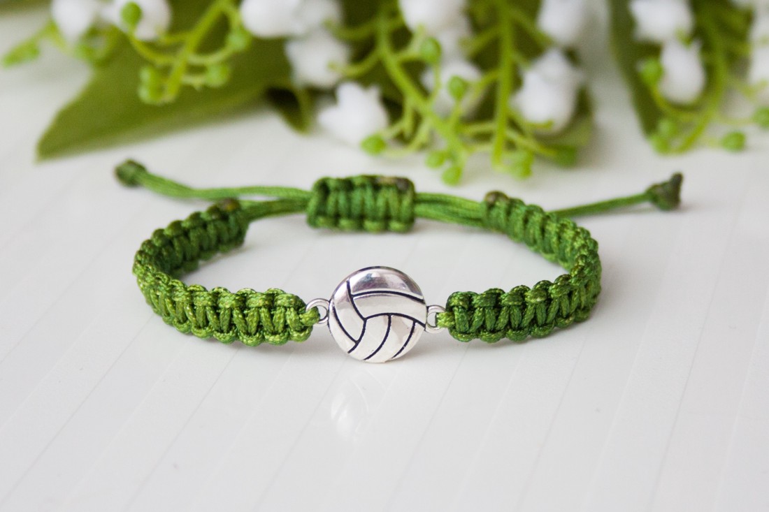 Brățară macramé împletită - Volleyball verde - - Artynos.ro Brățară macramé împletită - Volleyball verde - - Artynos.ro