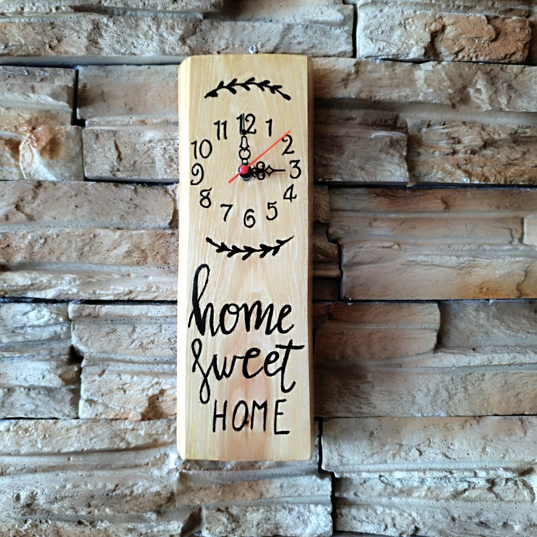 Ceas de perete din lemn lucrat manual cu inscripția Home sweet home - - Artynos.ro Ceas de perete din lemn lucrat manual cu inscripția Home sweet home - - Artynos.ro
