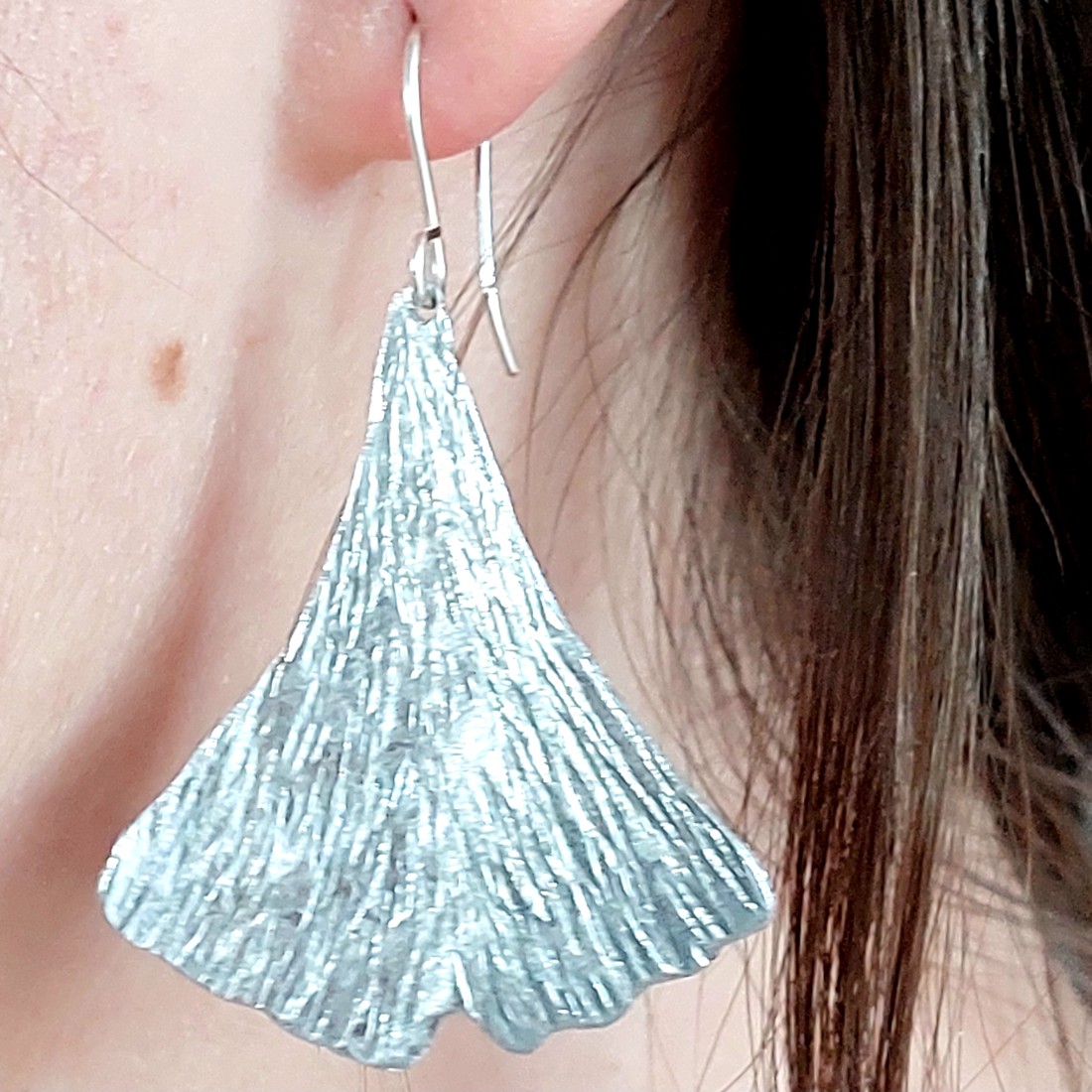 Ginkgo biloba în aluminiu în formă de pană - bijuterii - seturi de bijuterii - Artynos.ro  Ginkgo biloba în aluminiu în formă de pană - bijuterii - seturi de bijuterii - Artynos.ro