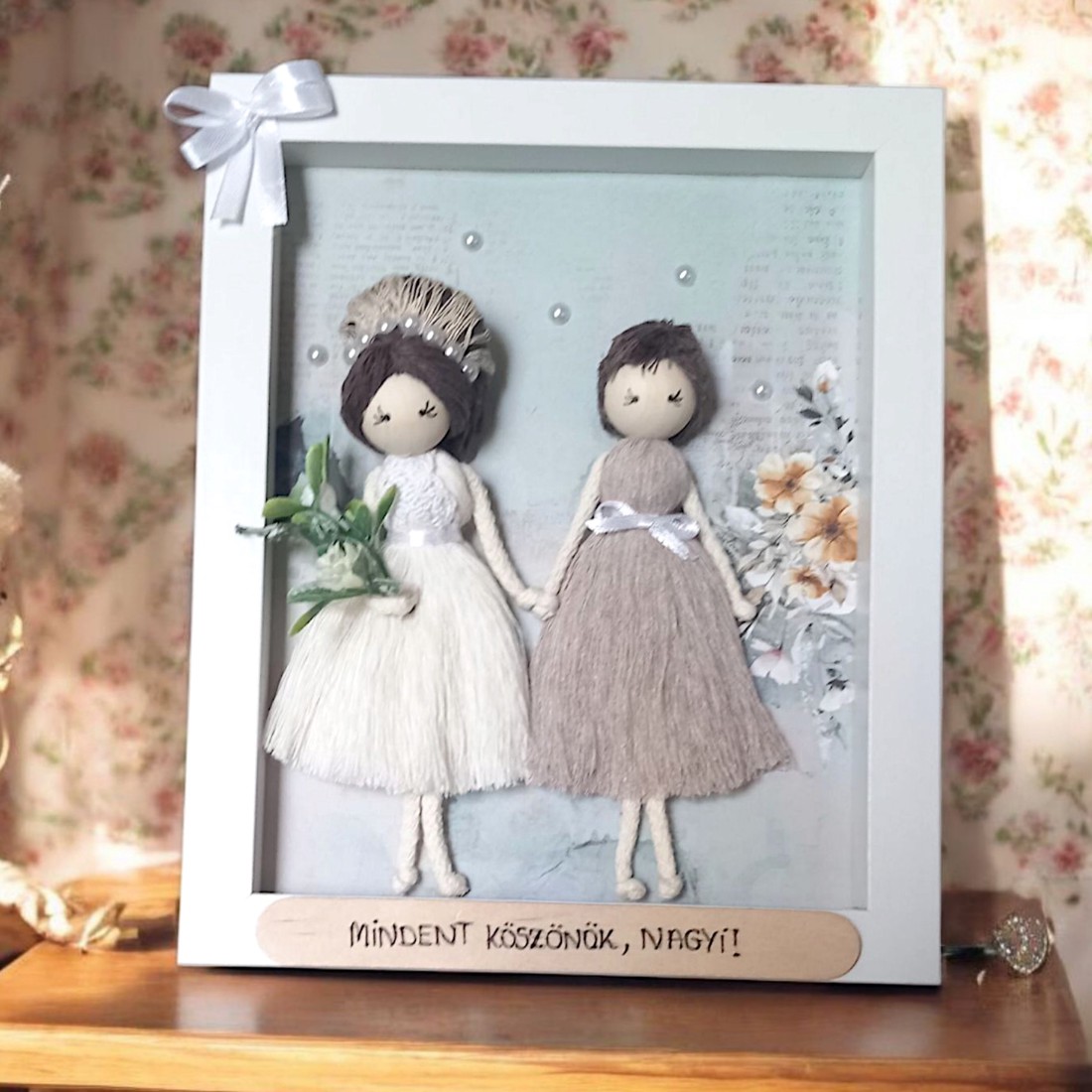 Cadou de felicitare pentru bunica - cu figuri macramé personalizabile - - Artynos.ro Cadou de felicitare pentru bunica - cu figuri macramé personalizabile - - Artynos.ro