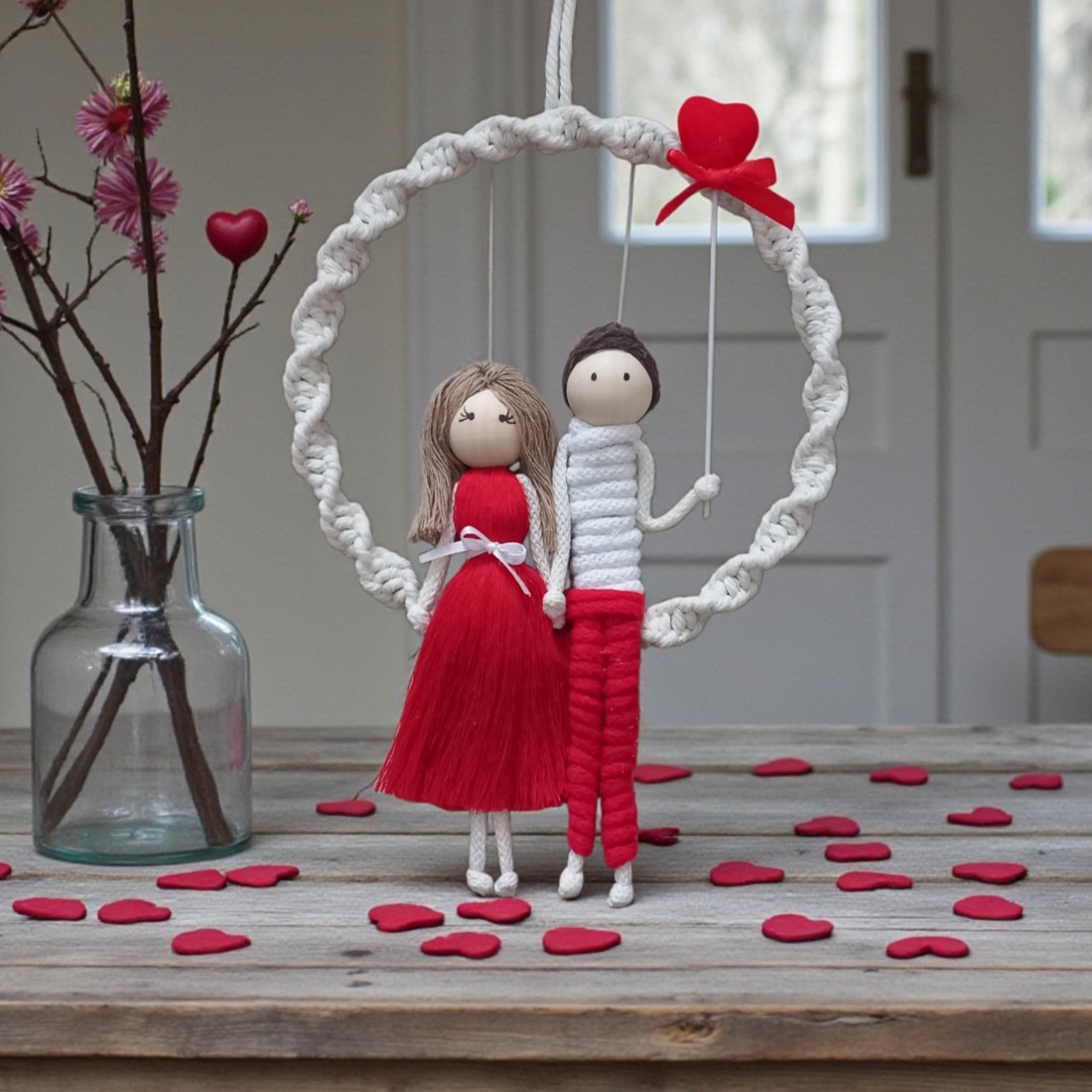 Decorațiune unică pentru perete de Ziua Îndrăgostiților � Cuplu personalizabil din macramé cu inimi roșii - casă & stil de viață - decorațiuni de casă - decorațiuni de pereți - decor de pereți, macrame - Artynos.ro