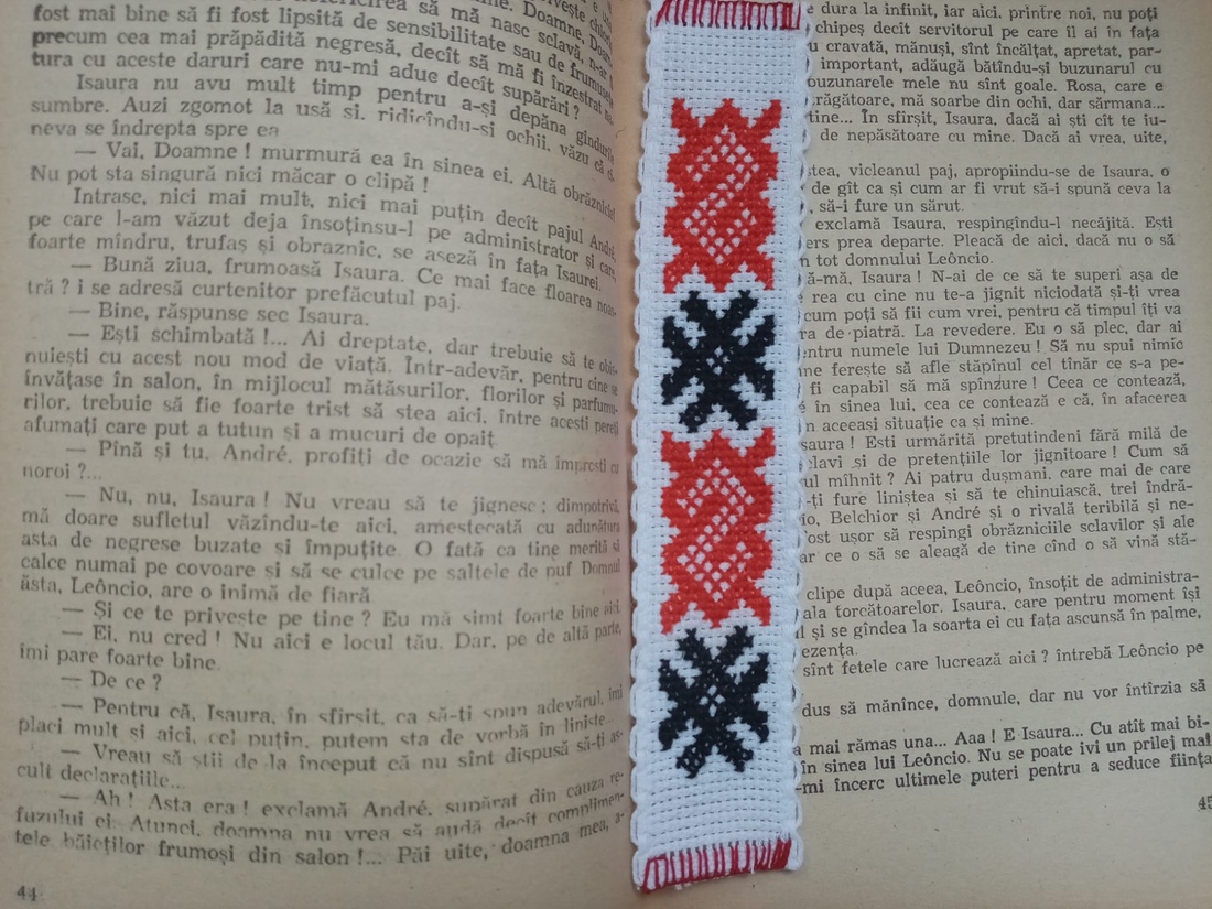 Semn de carte cusut manual pe etamina - arte vizuale și accesorii  - imagini cu broderii - broderii în cruciuliță pe țesătură - Artynos.ro