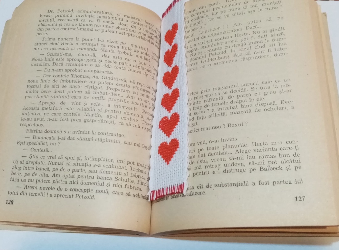 Semn de carte cusut manual pe etamina - arte vizuale și accesorii  - imagini cu broderii - broderii în cruciuliță pe țesătură - Artynos.ro