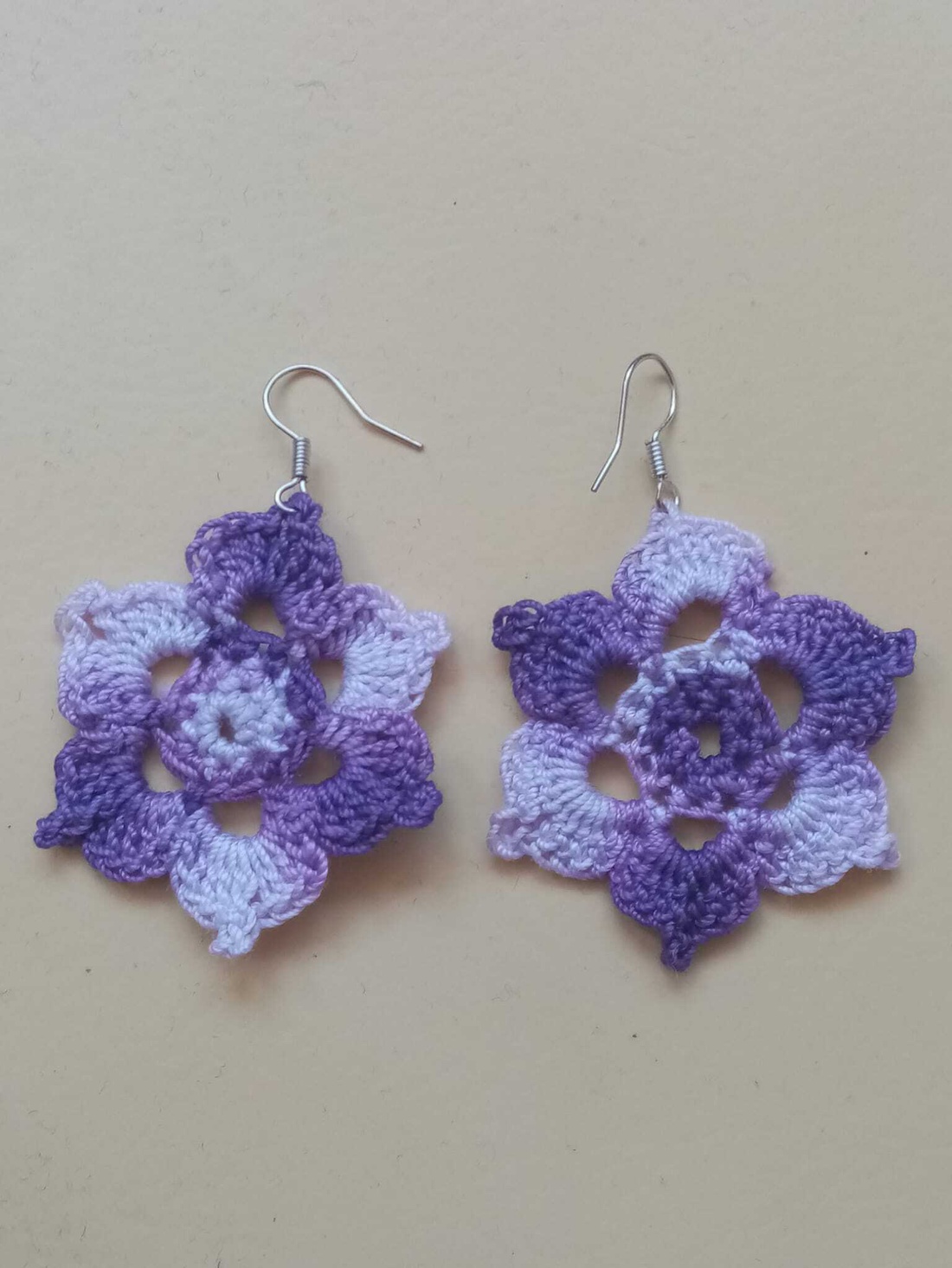 Cercei crosetati din bumbac model floare - bijuterii - cercei - cercei croșetați - Artynos.ro