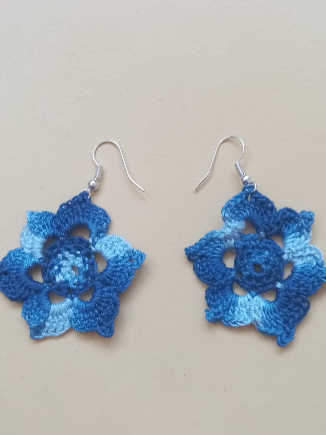 Cercei crosetati din bumbac model floare - bijuterii - cercei - cercei croșetați - Artynos.ro