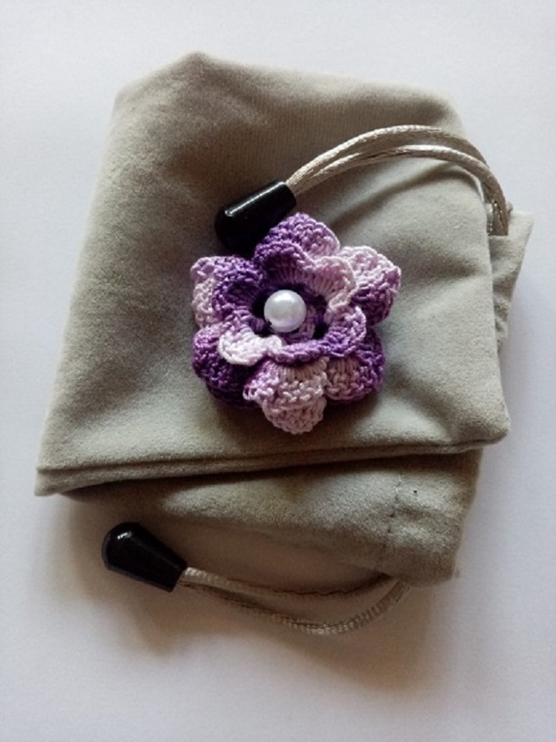 Brosa crosetata din bumbac model floare, disponibila in mai multe culori - accessorii și unelte - broșă, cerc, încuietoare - Artynos.ro