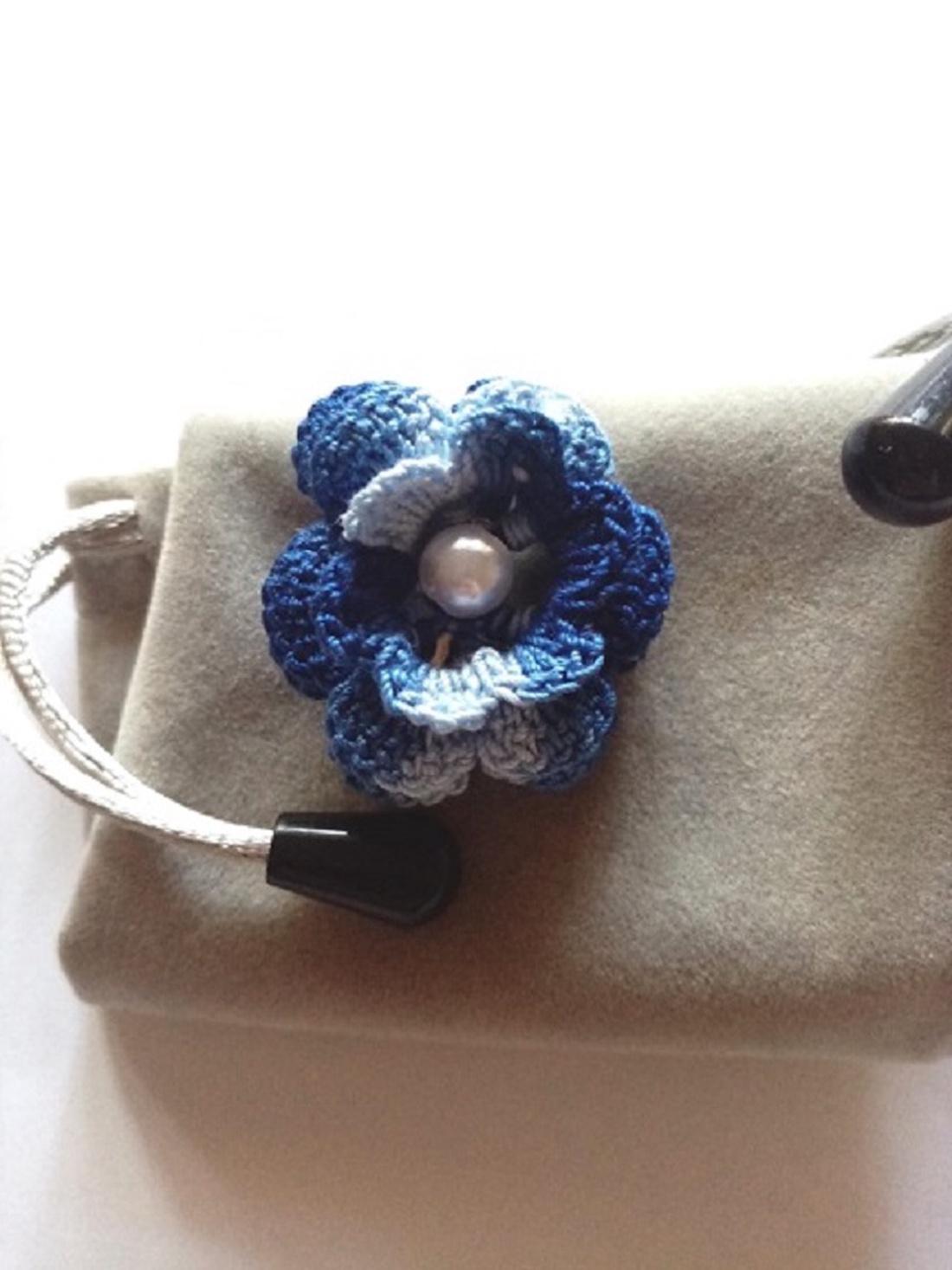 Brosa crosetata din bumbac model floare, disponibila in mai multe culori - accessorii și unelte - broșă, cerc, încuietoare - Artynos.ro