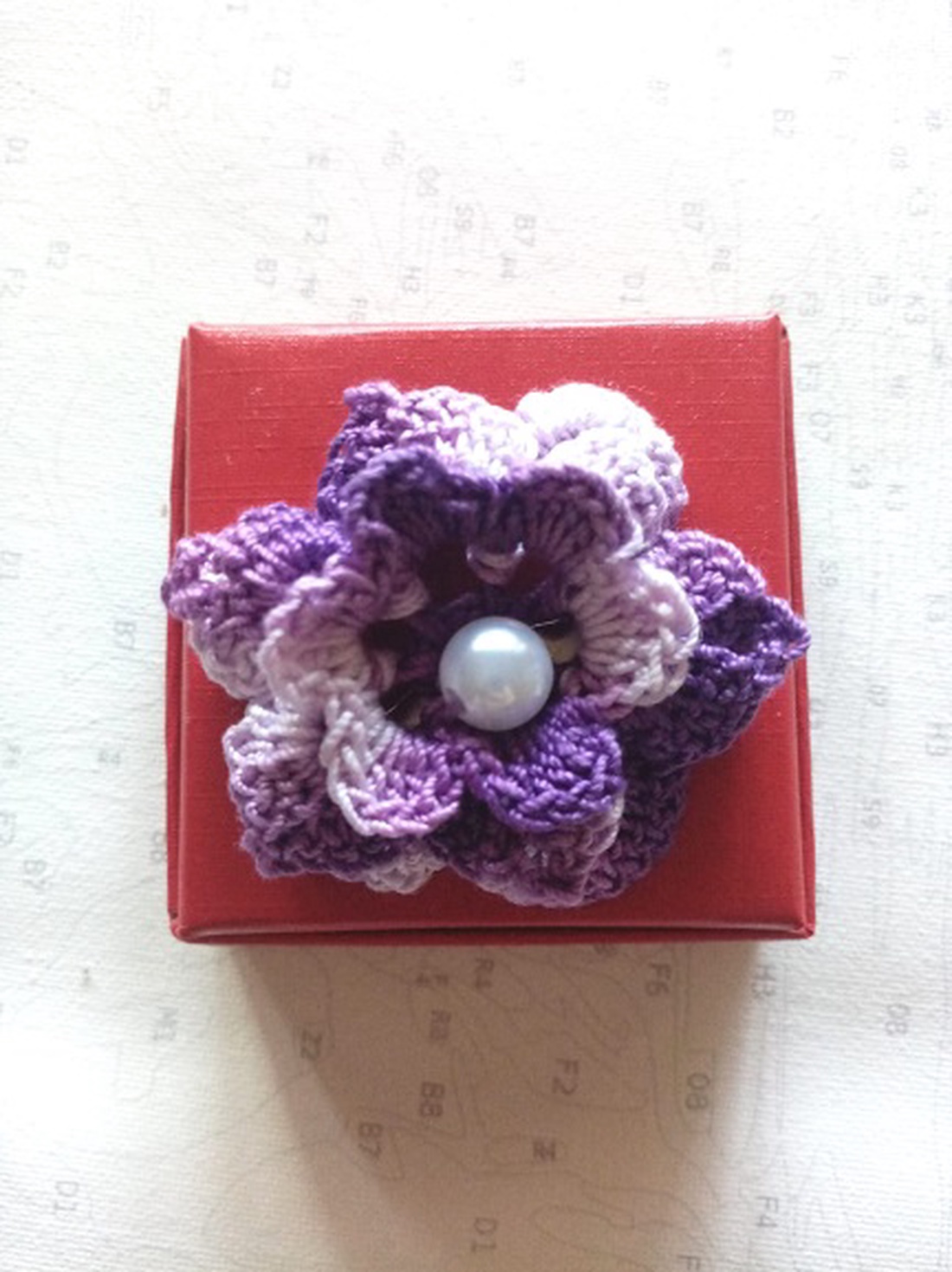 Brosa crosetata din bumbac model floare, disponibila in mai multe culori - accessorii și unelte - broșă, cerc, încuietoare - Artynos.ro