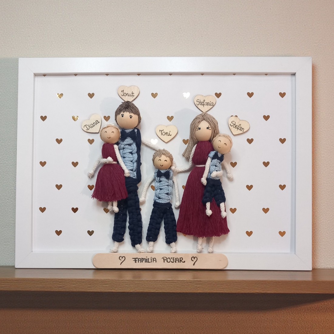 Portret de familie unic, personalizat, realizat în tehnica macramé � cadou realizat manual, în ramă albă (A4, 21�30 cm) - casă & stil de viață - decorațiuni de casă - decorațiuni de pereți - decor de pereți, macrame - Artynos.ro