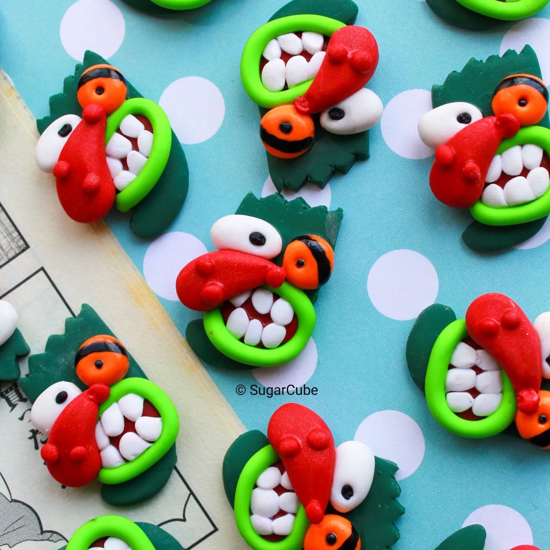 Insigna Masca Curaj caine fricos - bijuterii - broșe - Artynos.ro