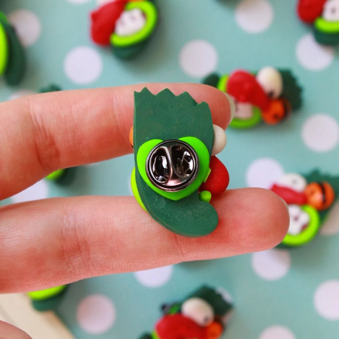 Insigna Masca Curaj caine fricos - bijuterii - broșe - Artynos.ro