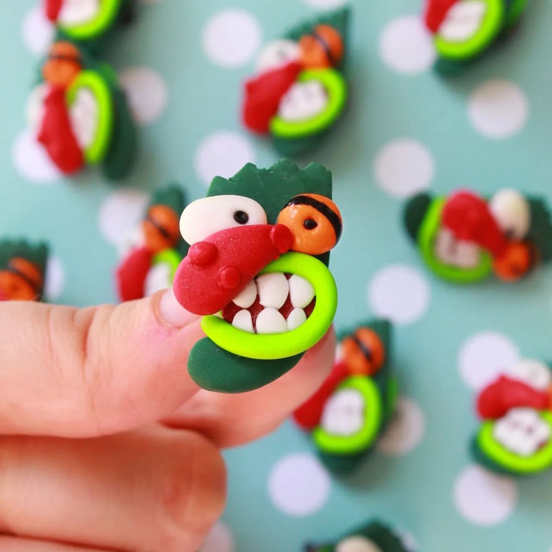 Insigna Masca Curaj caine fricos - bijuterii - broșe - Artynos.ro