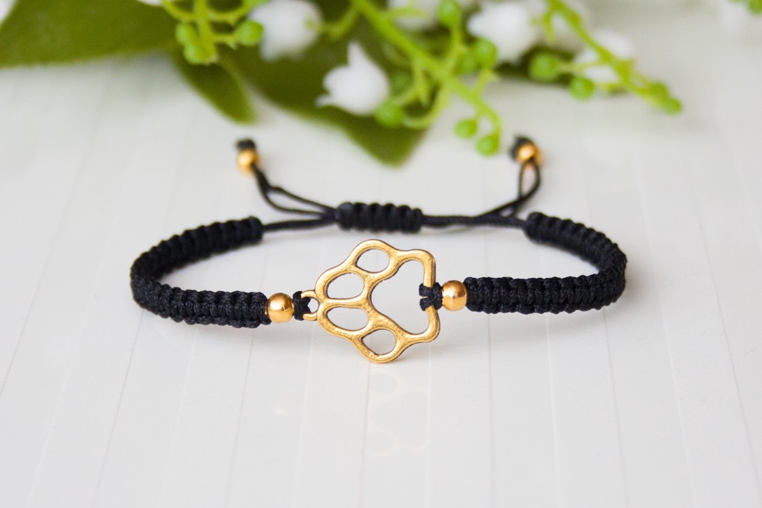 Brățară macramé împletită - Lăbuță neagră/ aurie - - Artynos.ro Brățară macramé împletită - Lăbuță neagră/ aurie - - Artynos.ro
