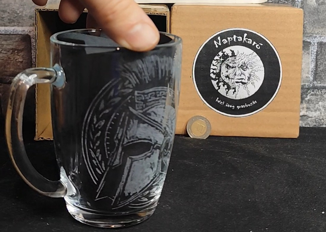 Cană de sticlă cu model de cască spartană  -  - Artynos.ro