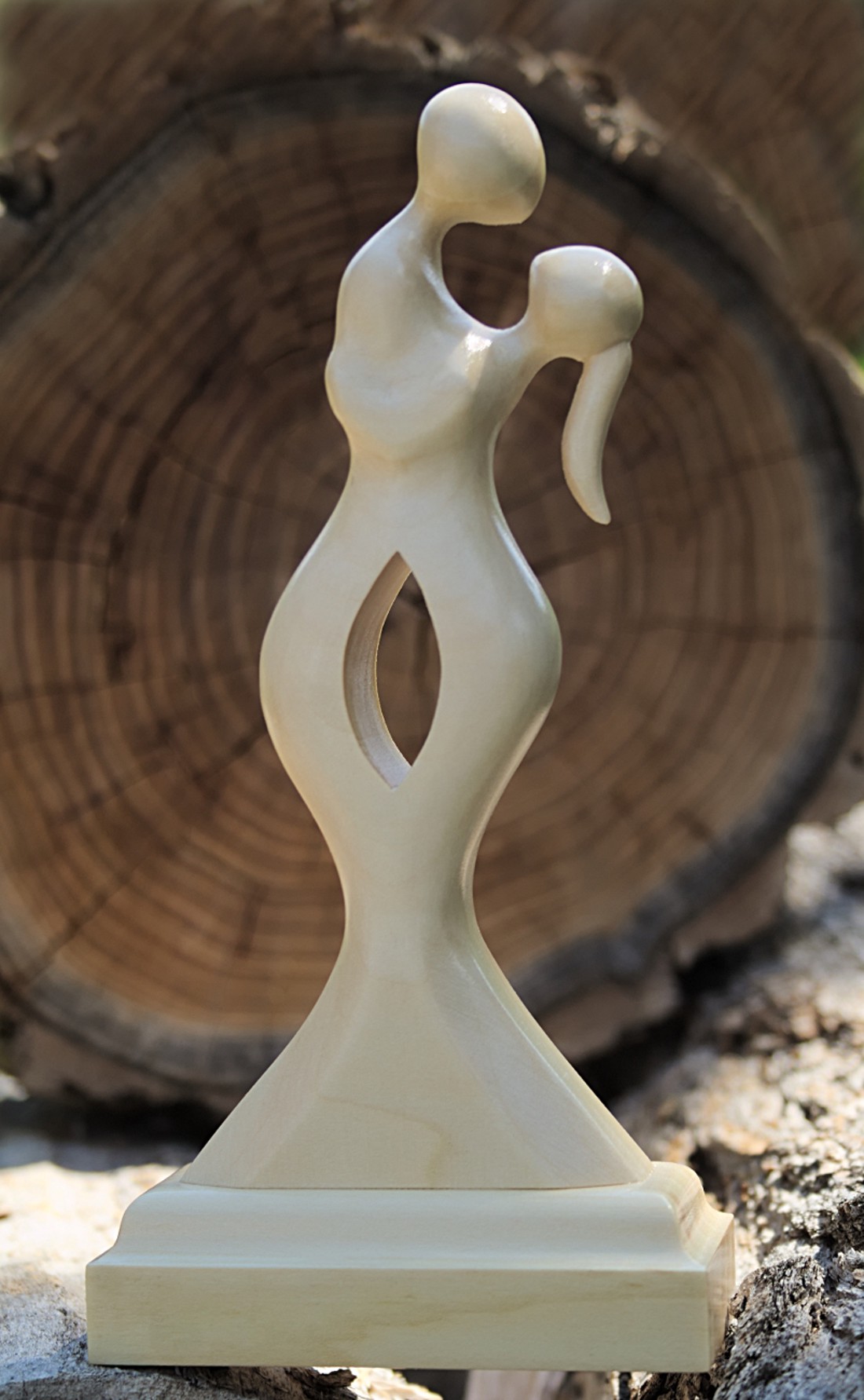 Tu și cu mine - Statuie de nuc -  - Artynos.ro