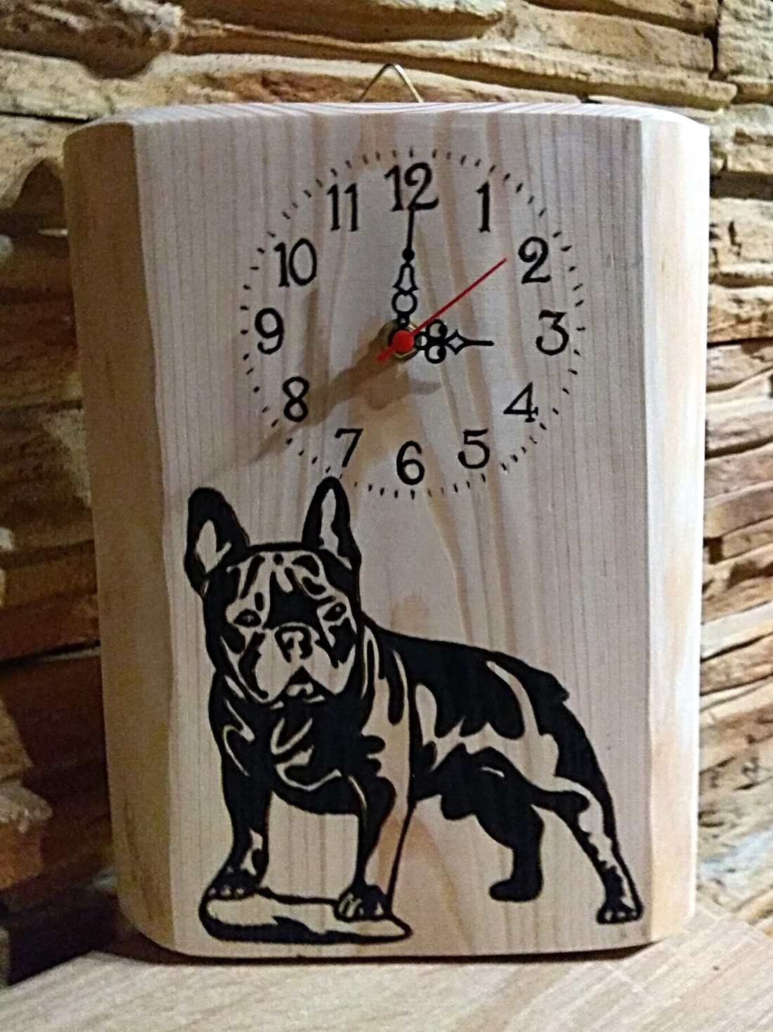 Ceas de perete Bulldog francez pe larice - - Artynos.ro Ceas de perete Bulldog francez pe larice - - Artynos.ro