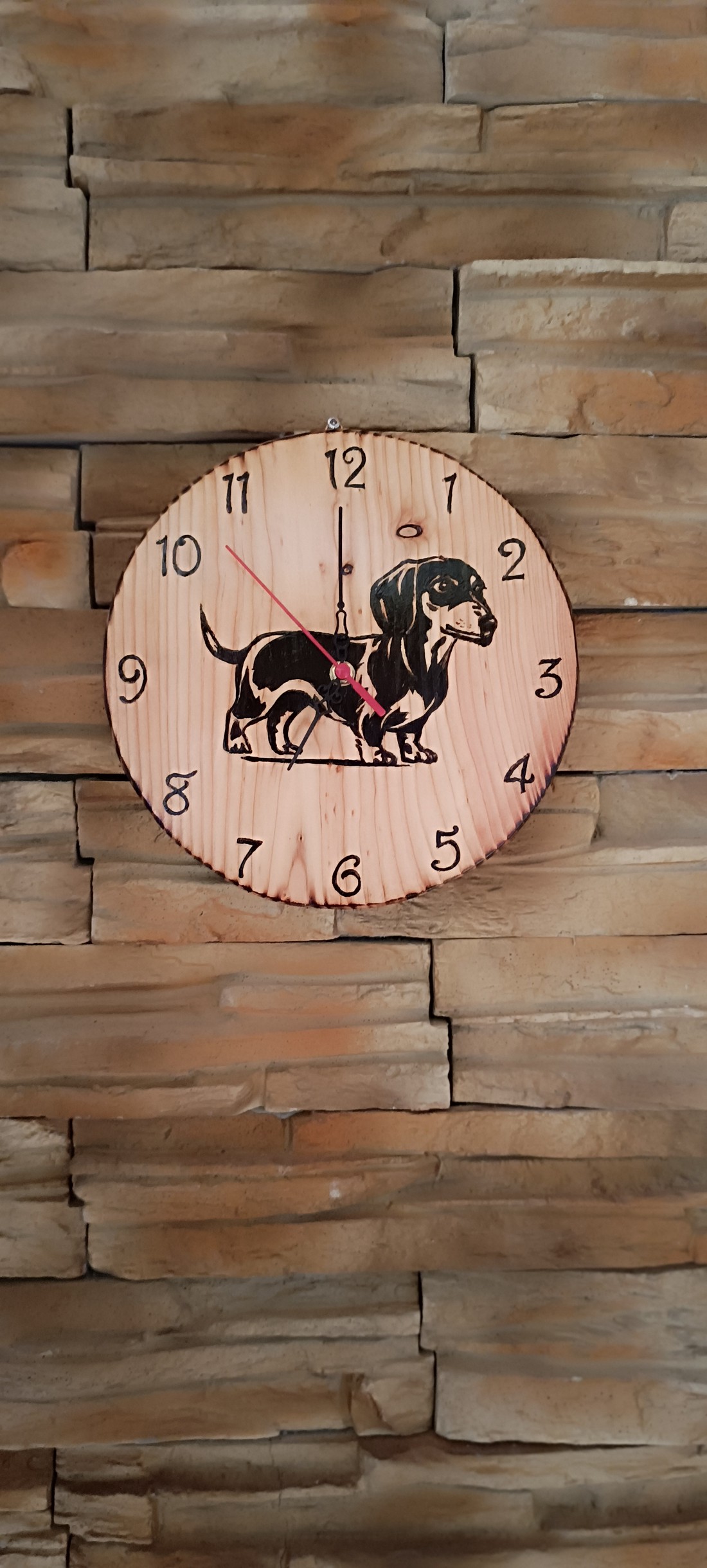 Ceas de perete din lemn cu câine dachshund - - Artynos.ro Ceas de perete din lemn cu câine dachshund - - Artynos.ro