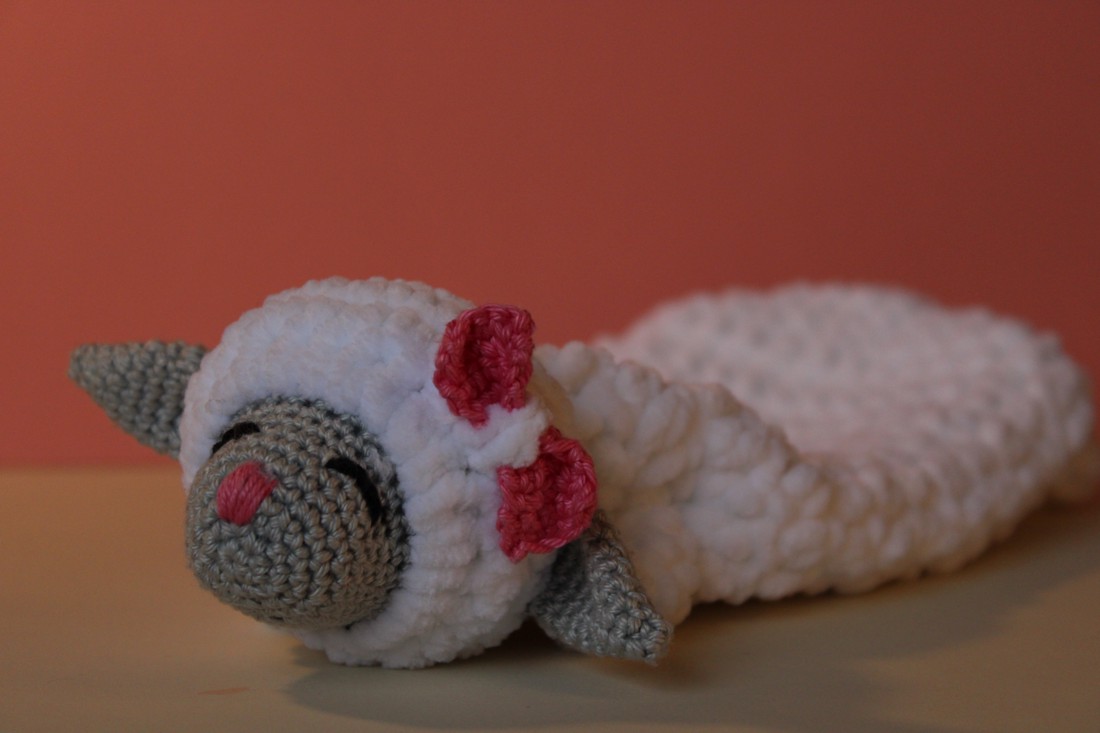 O păturică moale și pufoasă cu model de miel -  - Artynos.ro