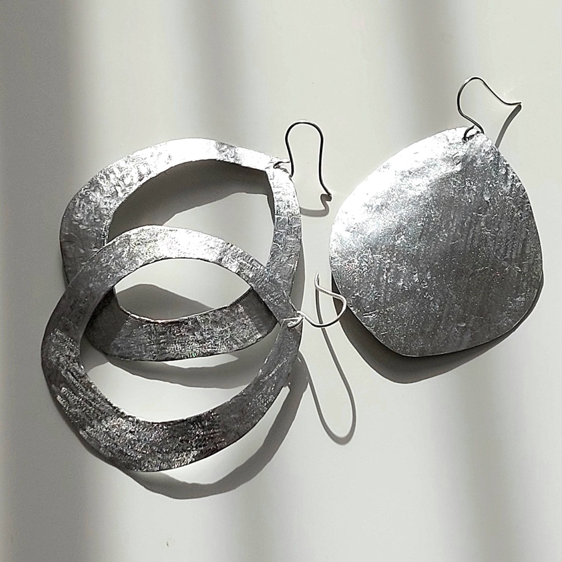 Cercei asimetrici minimali din aluminiu - bijuterii - seturi de bijuterii - Artynos.ro Cercei asimetrici minimali din aluminiu - bijuterii - seturi de bijuterii - Artynos.ro