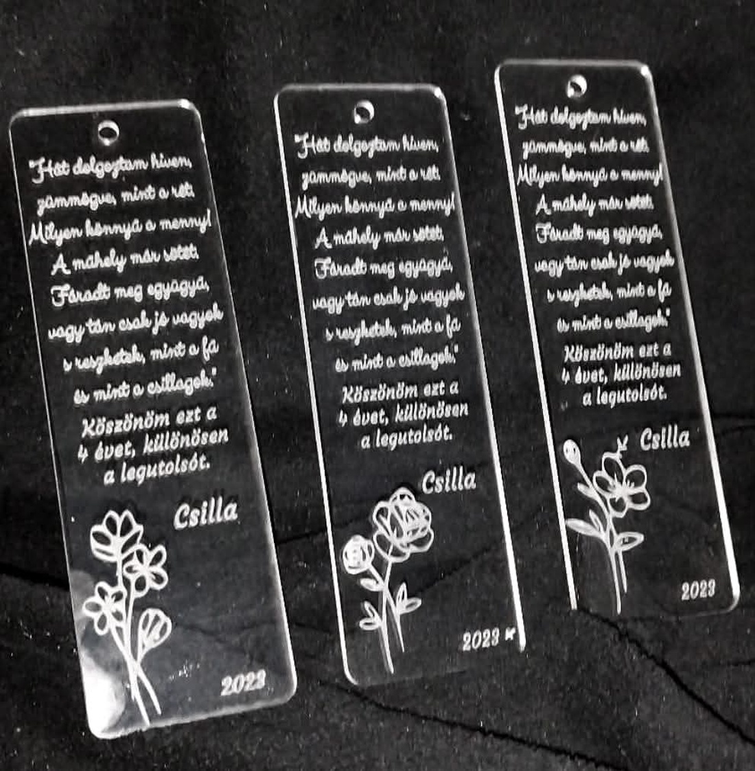 Névre szóló egyedi elegáns könyvjelző plexi, víztiszta akrilból - cărți și creații cu tematică muzicală, cadouri - semn de carte - Artynos.ro Névre szóló egyedi elegáns könyvjelző plexi, víztiszta akrilból - cărți și creații cu tematică muzicală, cadouri - semn de carte - Artynos.ro