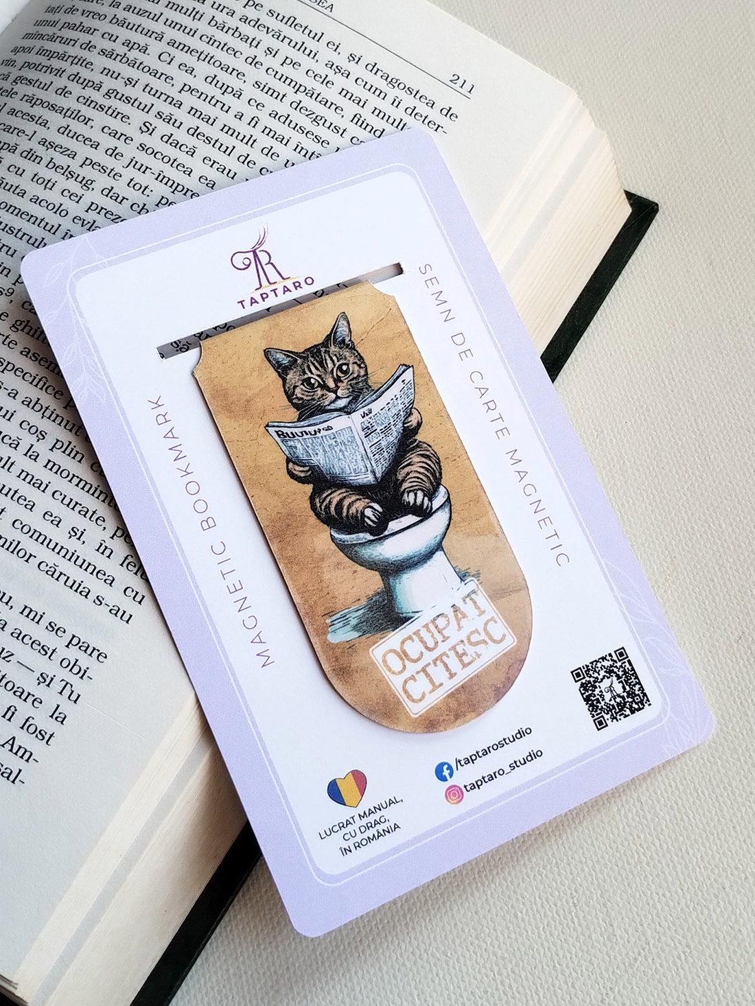 Semn de carte magnetic Ocupat. Citesc - Pisica tarcata la toaleta - cărți și creații cu tematică muzicală, cadouri - semn de carte - Artynos.ro