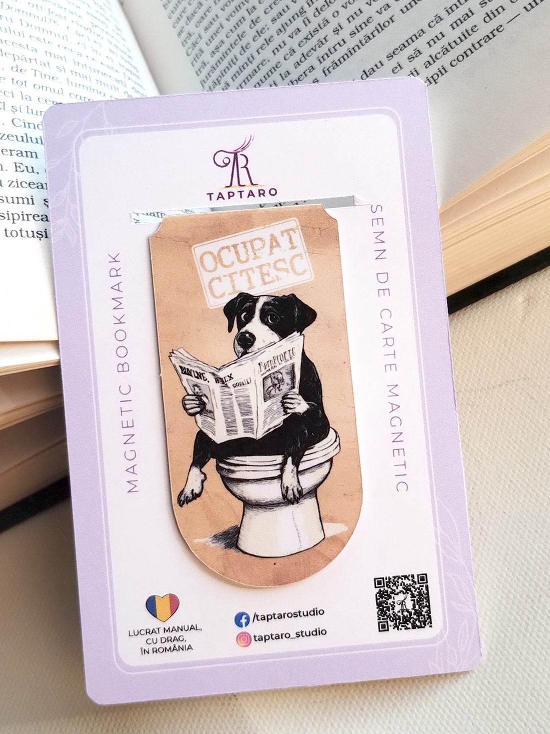 Semn de carte magnetic Ocupat. Citesc - Caine la toaleta - cărți și creații cu tematică muzicală, cadouri - semn de carte - Artynos.ro