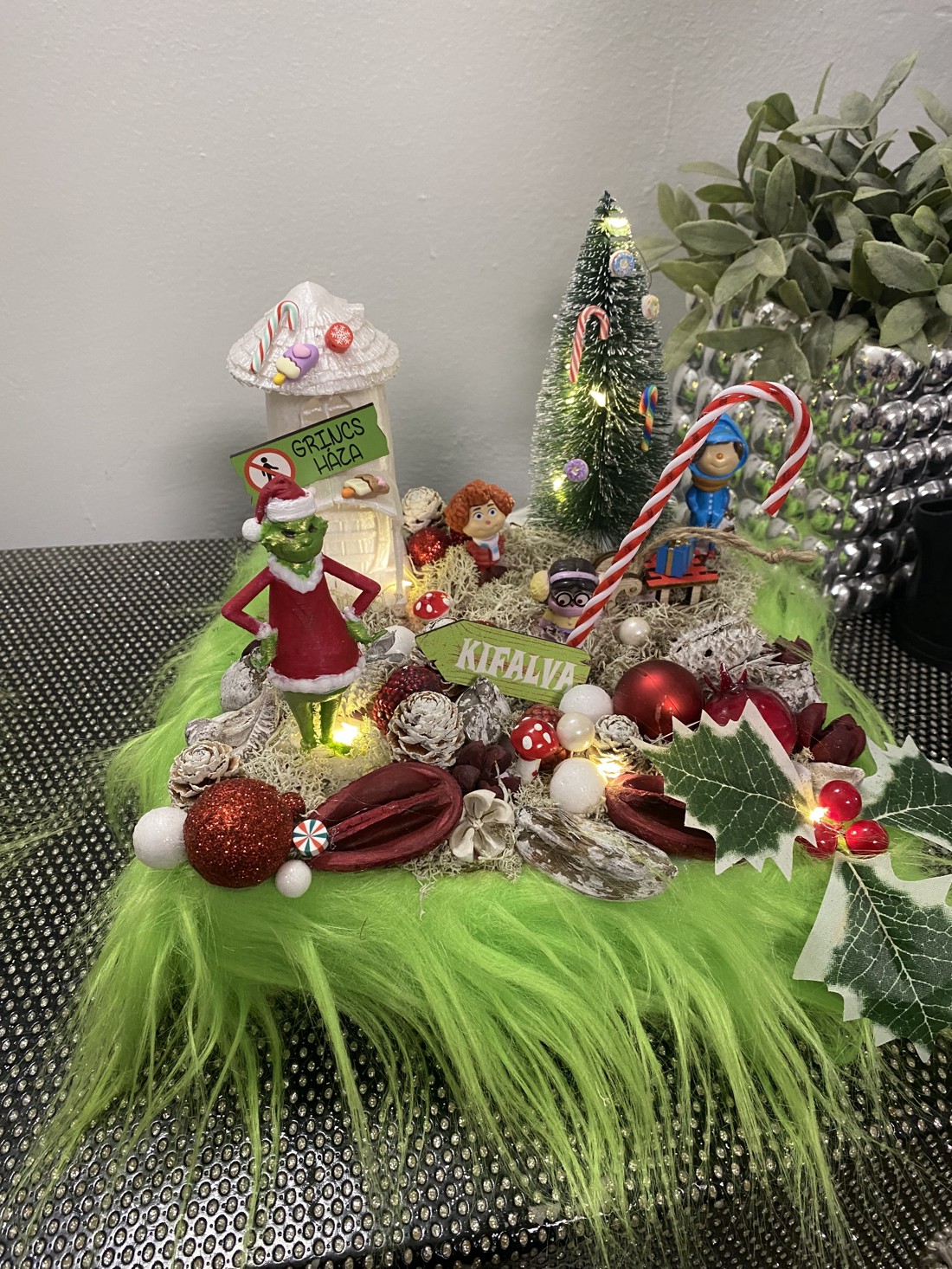 Masa de Crăciun Grinch dis - - Artynos.ro Masa de Crăciun Grinch dis - - Artynos.ro