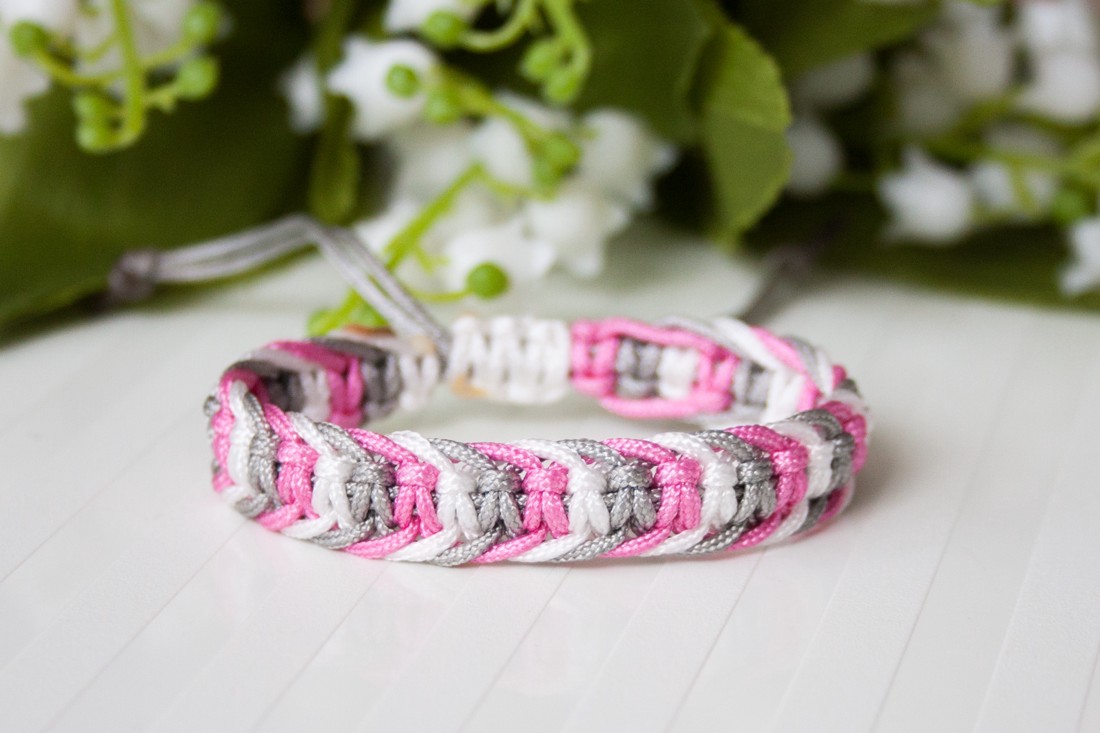 Brățară macramé împletită în trei culori - roz/gri/alb - - Artynos.ro Brățară macramé împletită în trei culori - roz/gri/alb - - Artynos.ro