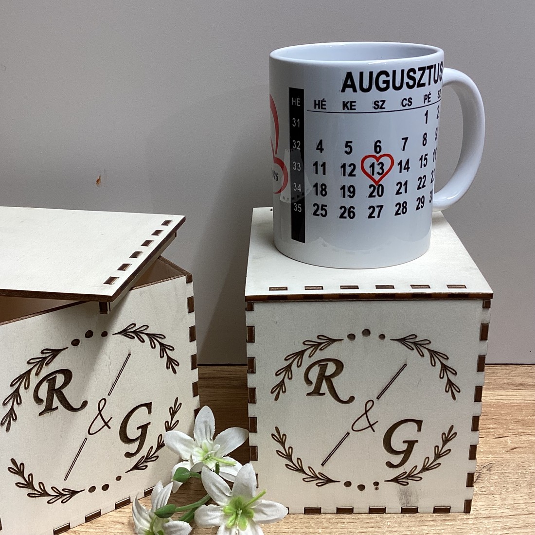 Cană aniversară cu fotografie într-o cutie cadou -  - Artynos.ro Cană aniversară cu fotografie într-o cutie cadou -  - Artynos.ro