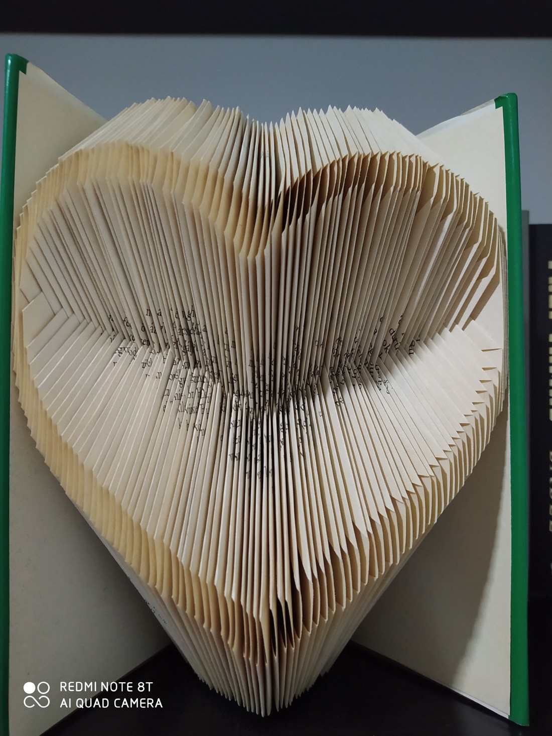 Sculptură de carte în formă de inimă - casă & stil de viață - accesorii pentru decorat casa - decorațiuni de masă și decorațiuni pentru rafturi  - sculptură de carte, carte pliată - Artynos.ro