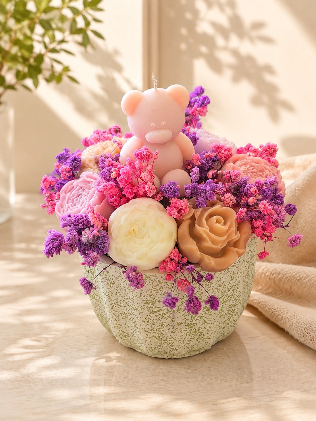 Aranjament cu flori din ceară de soia și ursuleț roz - casă & stil de viață - decorațiuni de casă - accesorii florale - cutii cu flori - Artynos.ro