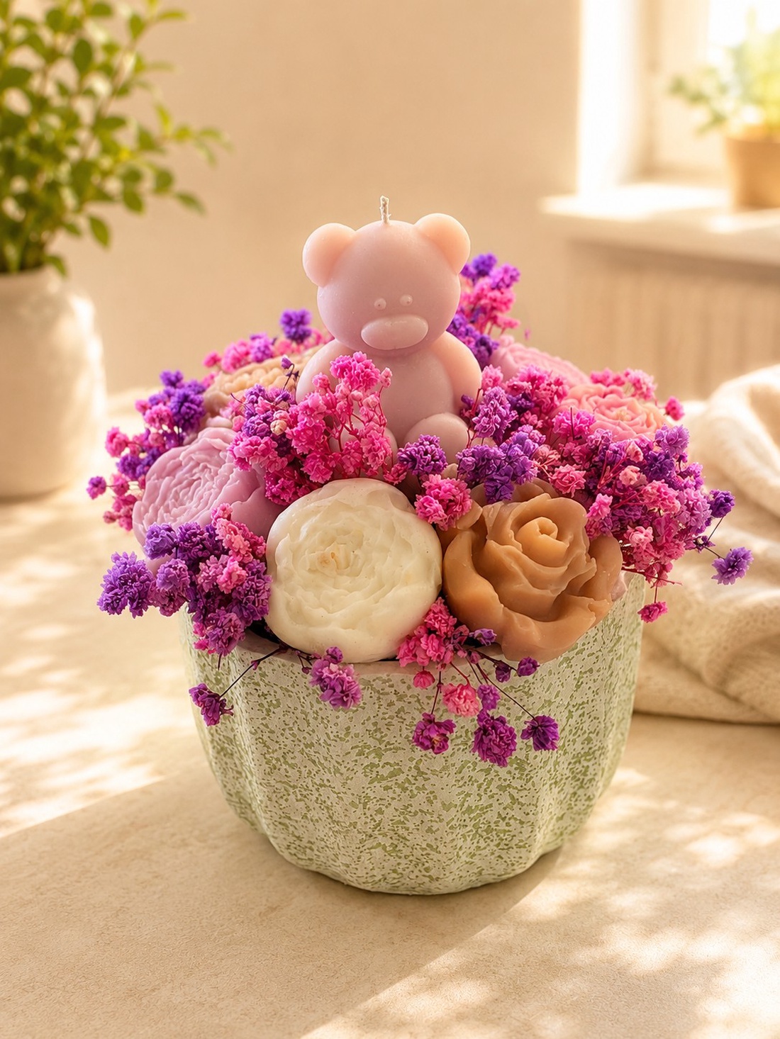 Aranjament cu flori din ceară de soia și ursuleț roz - casă & stil de viață - decorațiuni de casă - accesorii florale - cutii cu flori - Artynos.ro