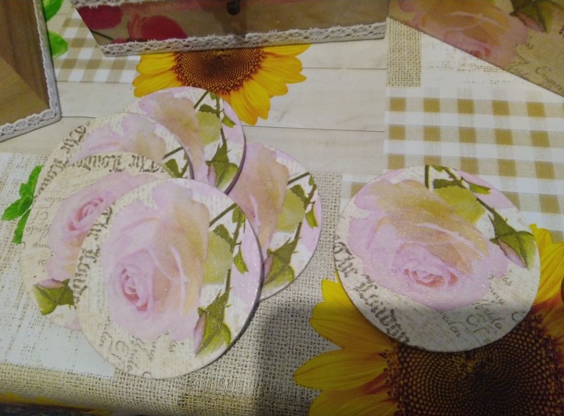 Tava si suporturi pahare, handmade - arte vizuale și accesorii - picturi - picturi în tehnică mixtă - Artynos.ro Tava si suporturi pahare, handmade - arte vizuale și accesorii - picturi - picturi în tehnică mixtă - Artynos.ro