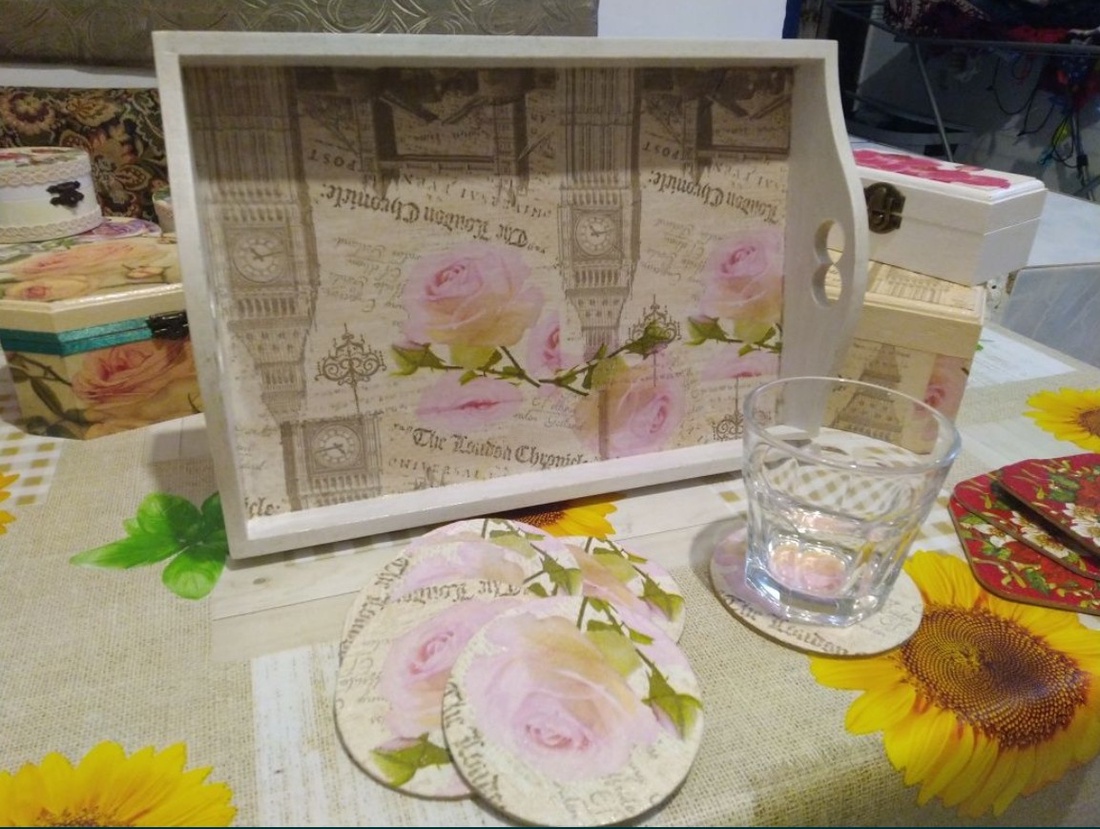 Tava si suporturi pahare, handmade - arte vizuale și accesorii - picturi - picturi în tehnică mixtă - Artynos.ro Tava si suporturi pahare, handmade - arte vizuale și accesorii - picturi - picturi în tehnică mixtă - Artynos.ro
